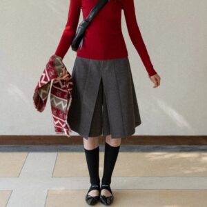 ゆったりとしたスカートスタイルのワイドレッグクロップドパンツ