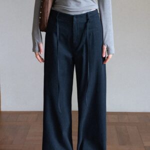 ハイウエストとベルトのディテールが特徴の万能ワイドレッグパンツ